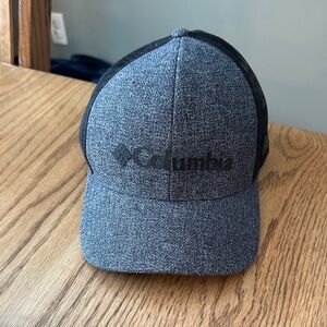 Columbia Heathered Gray and Black Hat
